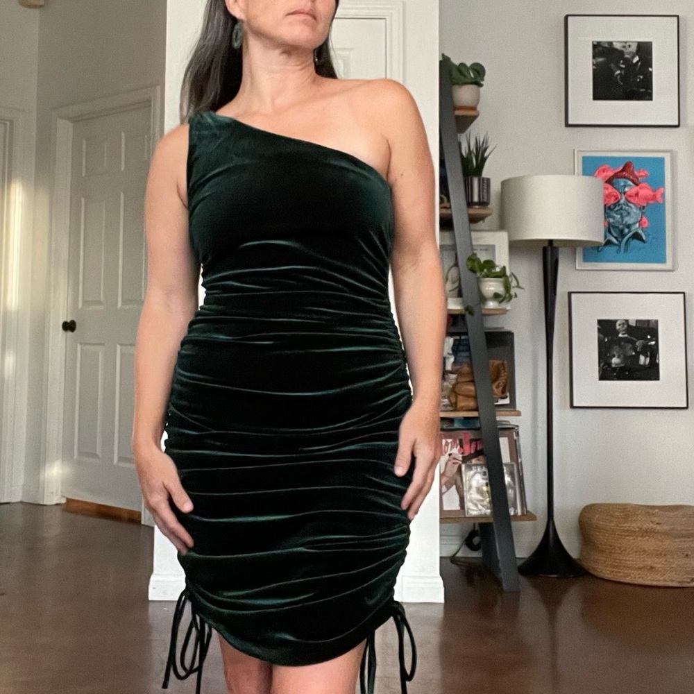 NWT Perfect for a Holiday Party! Luxe Emerald Velvet Ruched Sides One Shoulder. - Picture 3 of 13